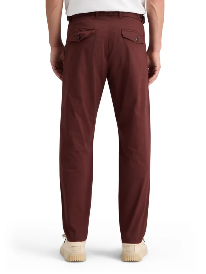 BLAKE 8211 PLEATED SATINE CHINO Rich Mahogany Men Scotch and Soda Pants