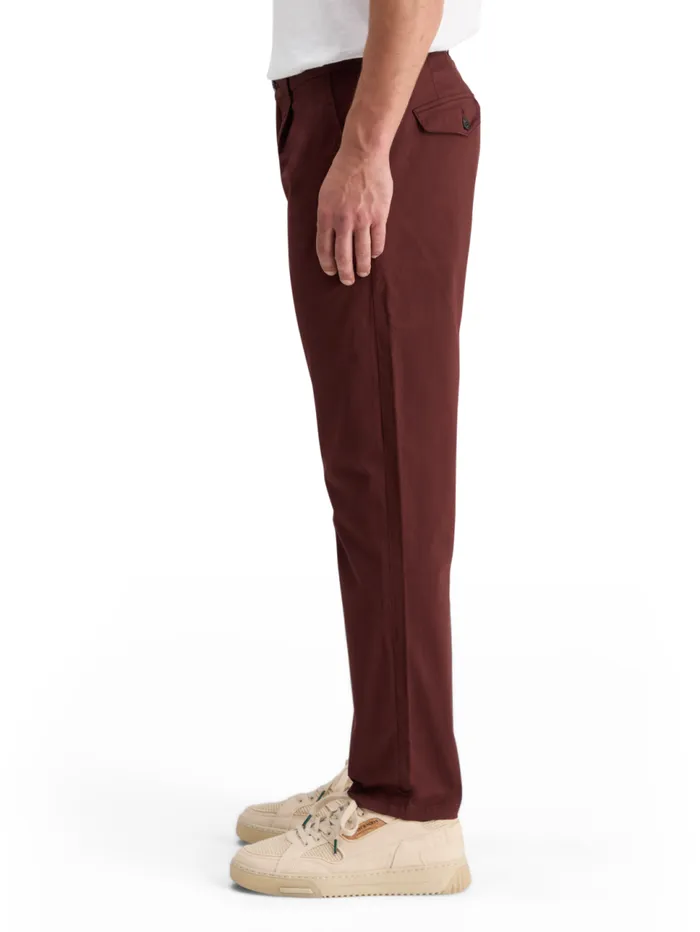 BLAKE 8211 PLEATED SATINE CHINO Rich Mahogany Men Scotch and Soda Pants