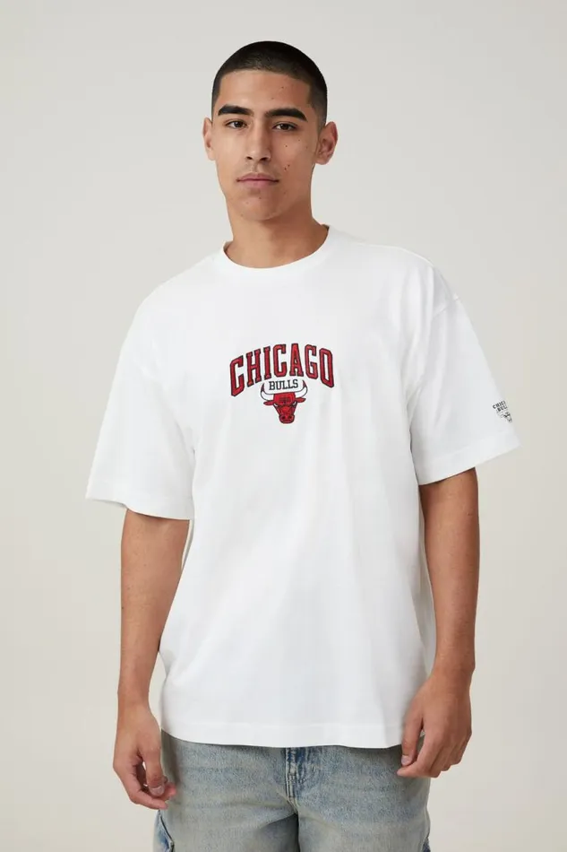 Cotton On Tees and Tanks Box Fit Nba TShirt Lcn Nba Vintage White Chicago Bulls 8211 Arch 8211 Men Cotton On Tees and Tanks Box Fit Nba TShirt Lcn Nba Vintage White Chicago Bulls 8211 Arch 8211 Men