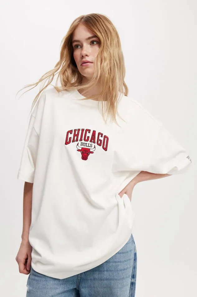 Cotton On Tees and Tanks Box Fit Nba TShirt Lcn Nba Vintage White Chicago Bulls 8211 Arch 8211 Men Cotton On Tees and Tanks Box Fit Nba TShirt Lcn Nba Vintage White Chicago Bulls 8211 Arch 8211 Men