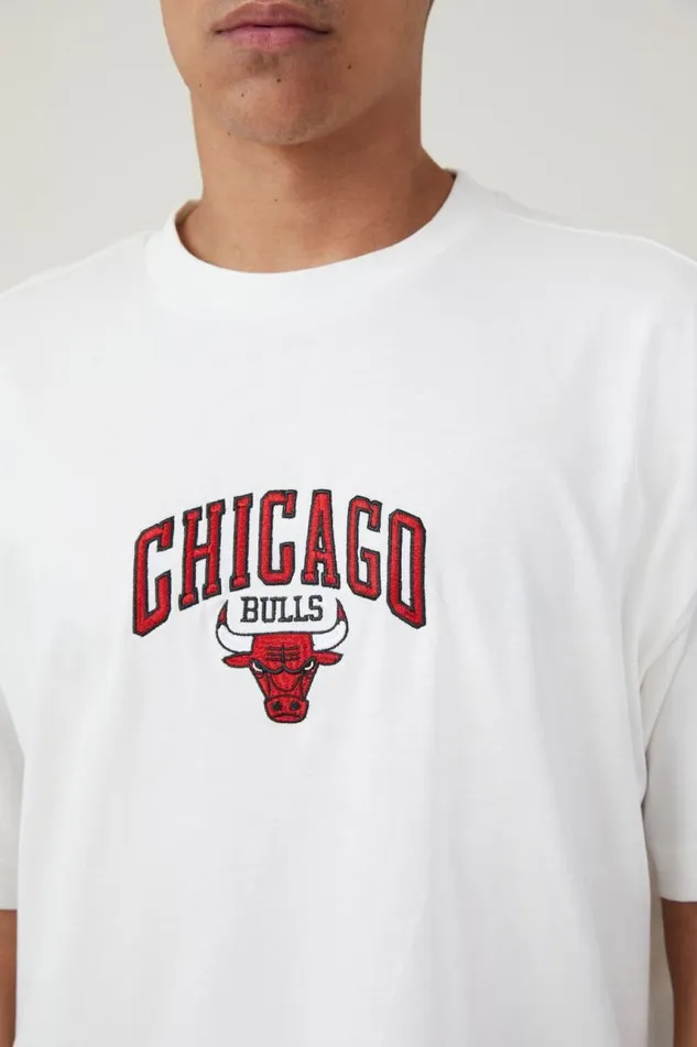 Cotton On Tees and Tanks Box Fit Nba TShirt Lcn Nba Vintage White Chicago Bulls 8211 Arch 8211 Men Cotton On Tees and Tanks Box Fit Nba TShirt Lcn Nba Vintage White Chicago Bulls 8211 Arch 8211 Men