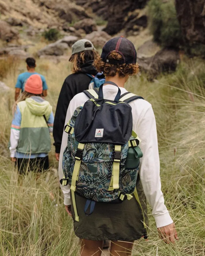 WomenMen Backpacks and Bags Passenger Boondocker Recycled 26L Backpack Abstract Seaweed Pistachio Abstract Seaweed Pistachio
